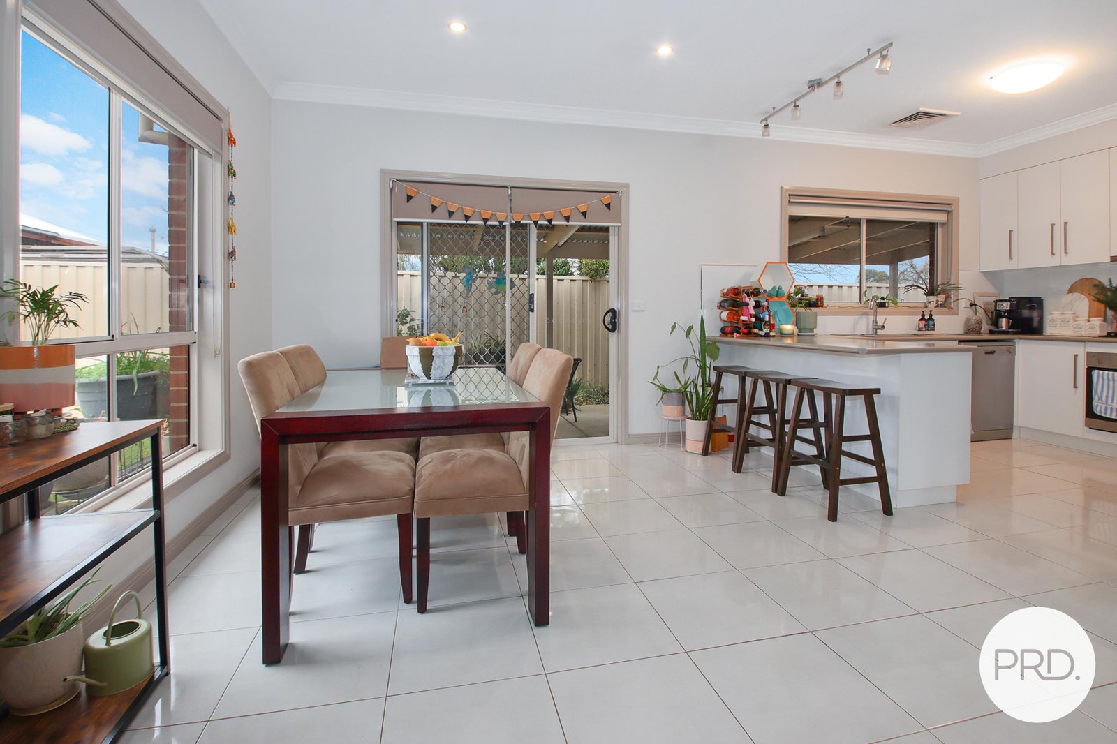 2/483 Schubach Street EAST ALBURY 9