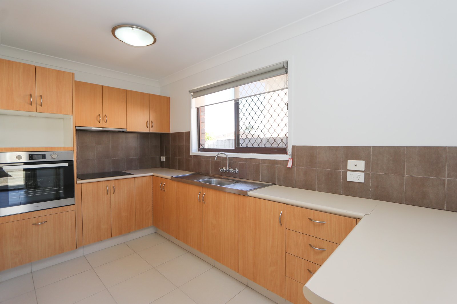 2/49 Kumbari Avenue SOUTHPORT 4