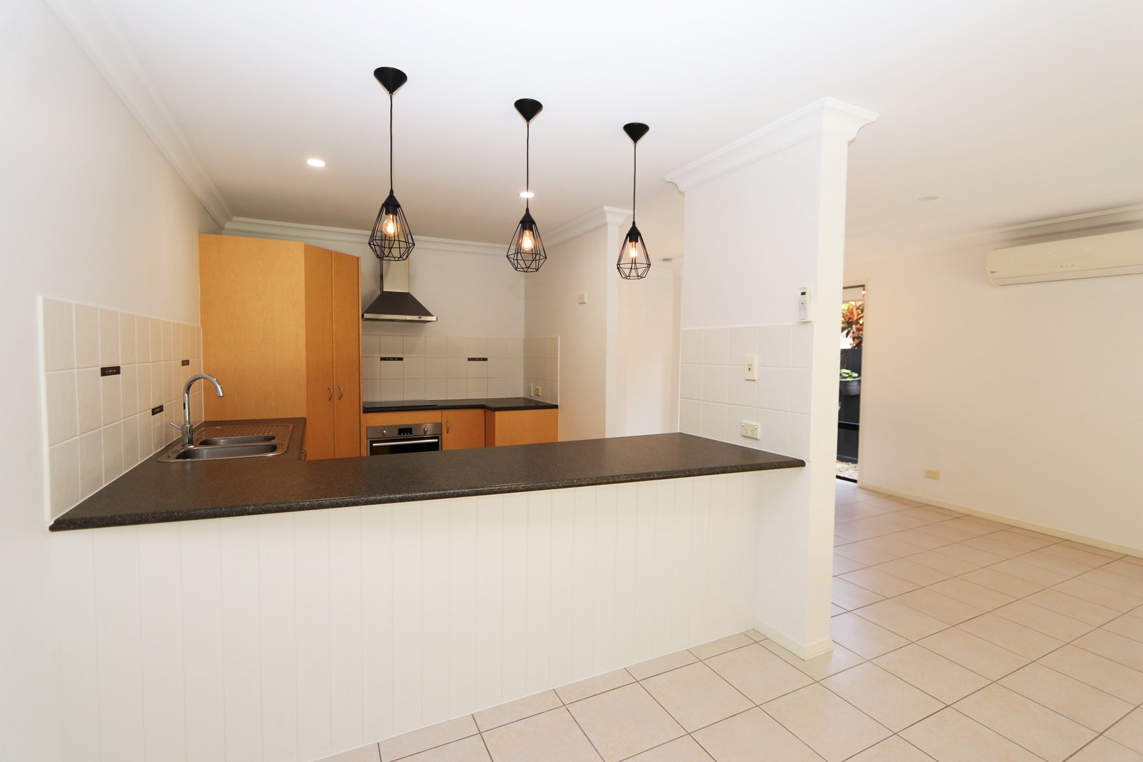 2/49 Melinda Street SOUTHPORT 2