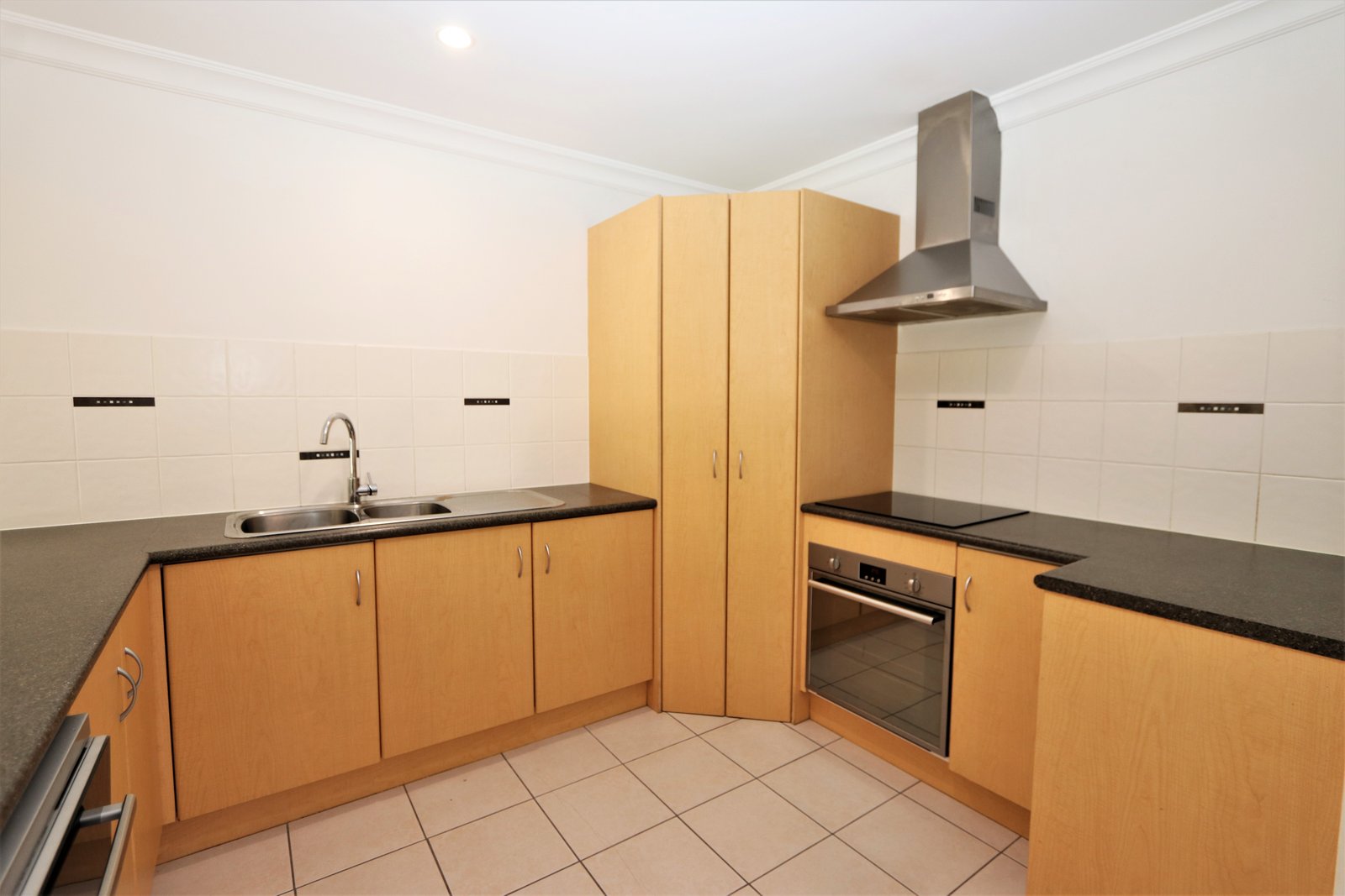 2/49 Melinda Street SOUTHPORT 3
