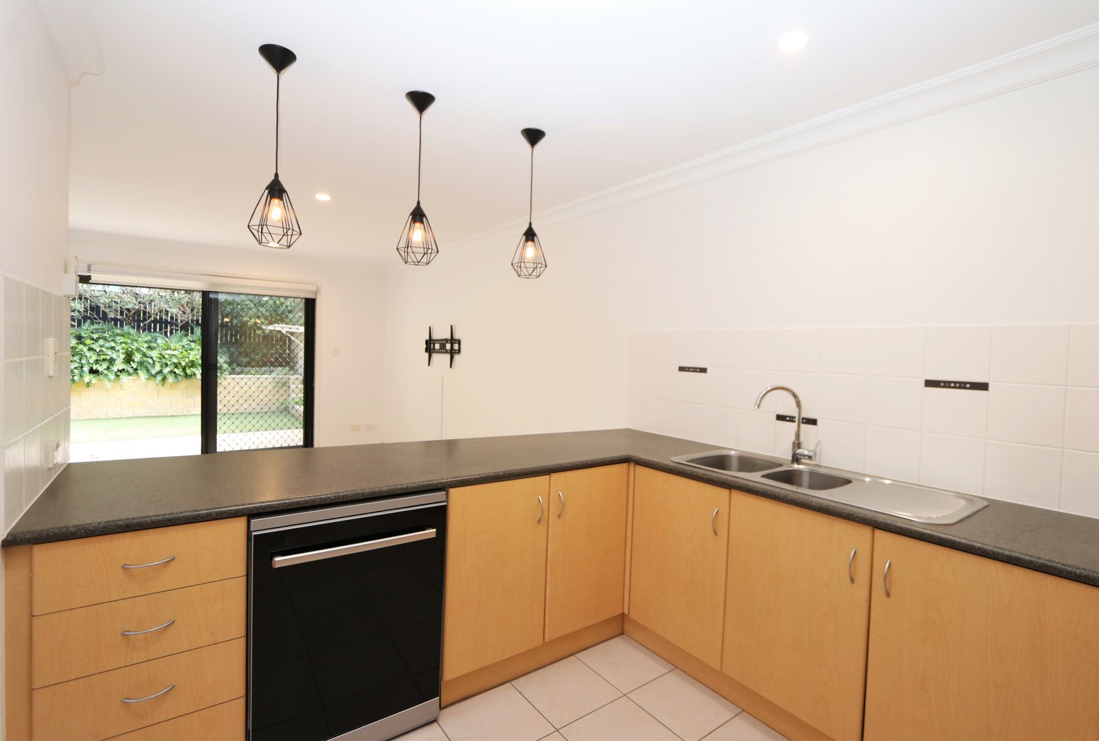 2/49 Melinda Street SOUTHPORT 4