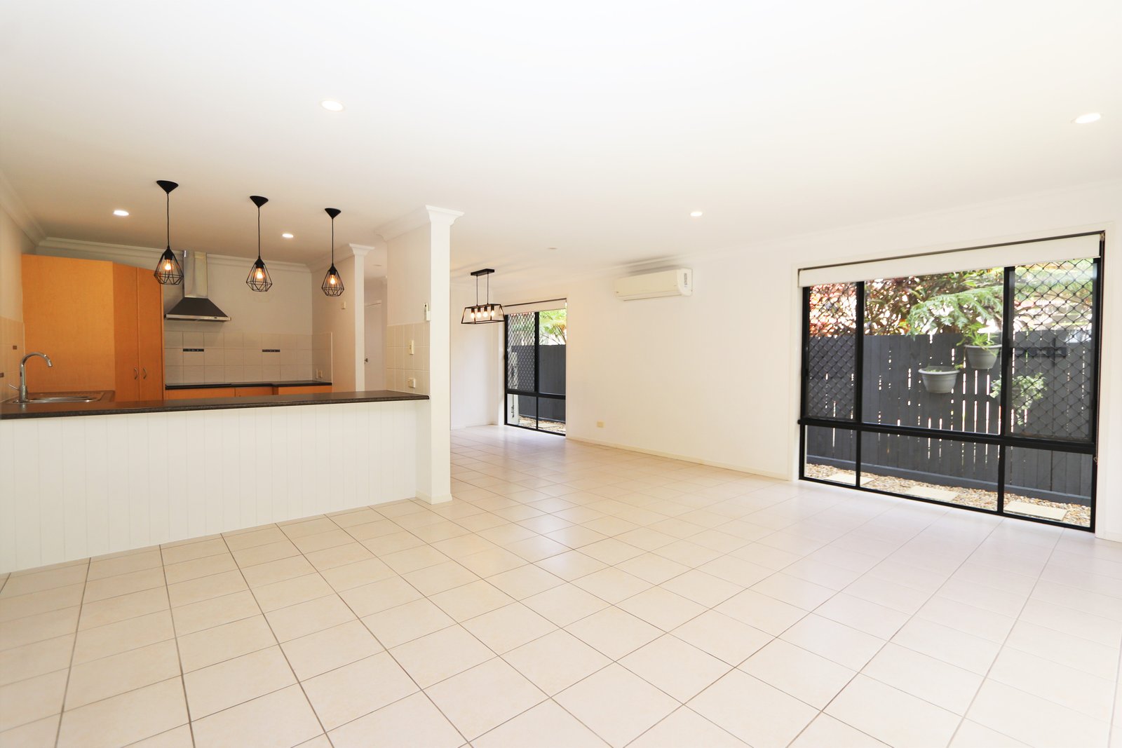 2/49 Melinda Street SOUTHPORT 5