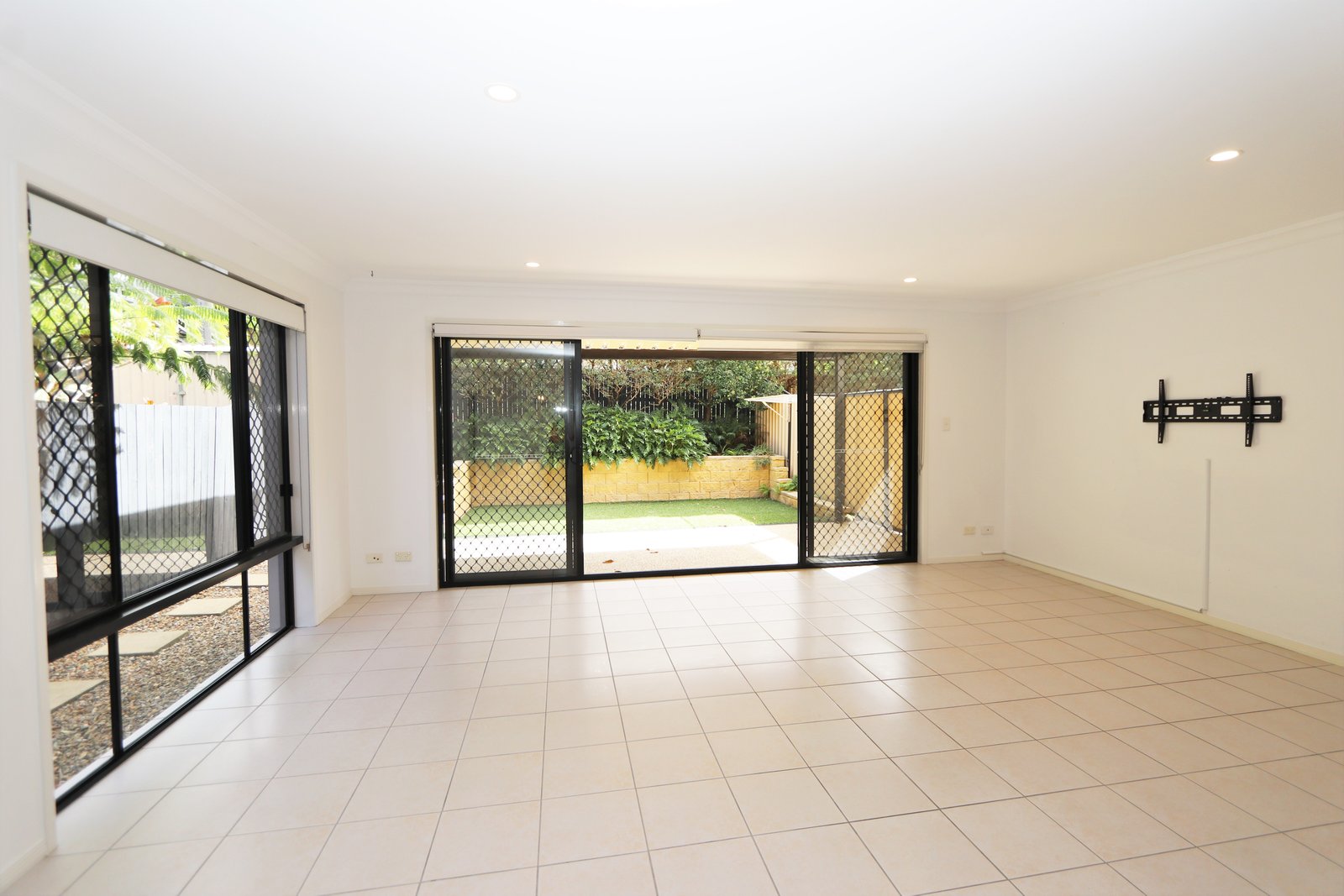 2/49 Melinda Street SOUTHPORT 7