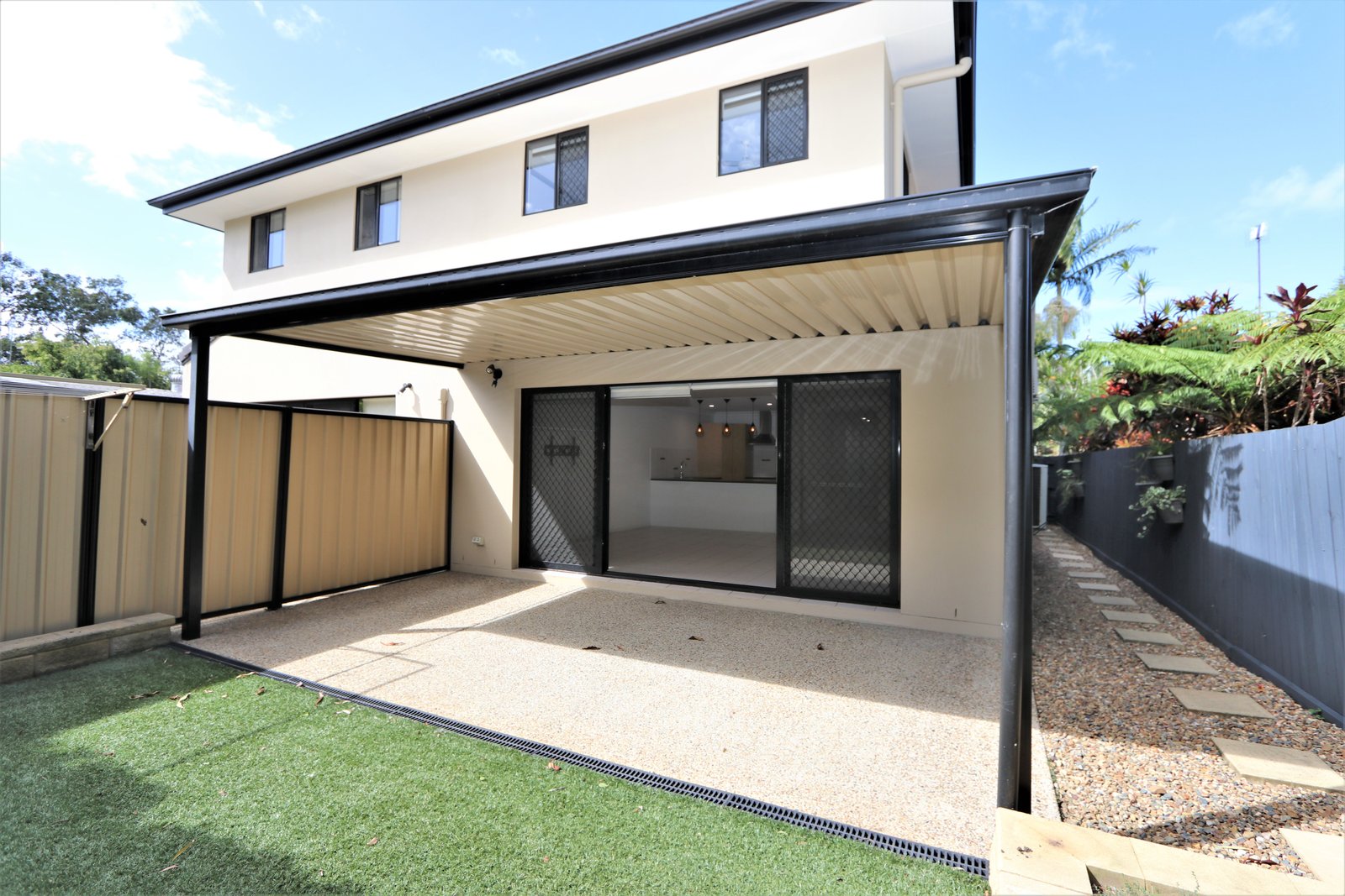 2/49 Melinda Street SOUTHPORT 24