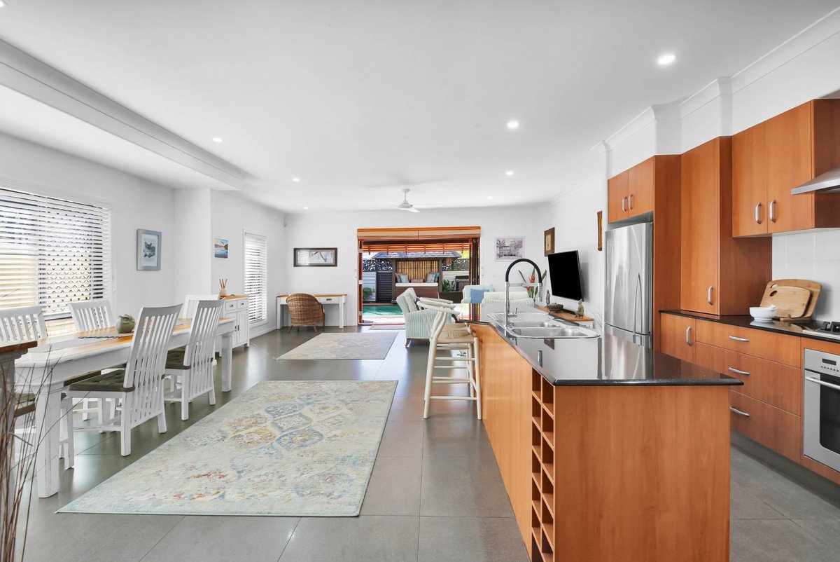 2/5 Alkira Avenue Palm Beach 4