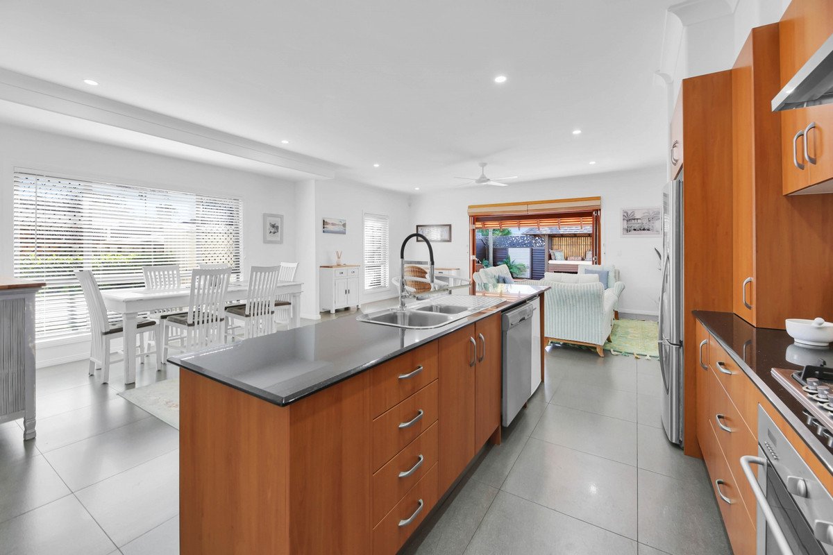 2/5 Alkira Avenue Palm Beach 5