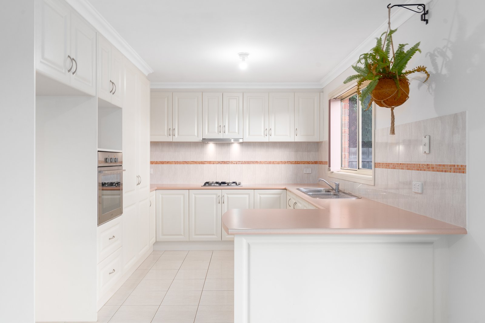Gallery: 2/5 Alvena Court