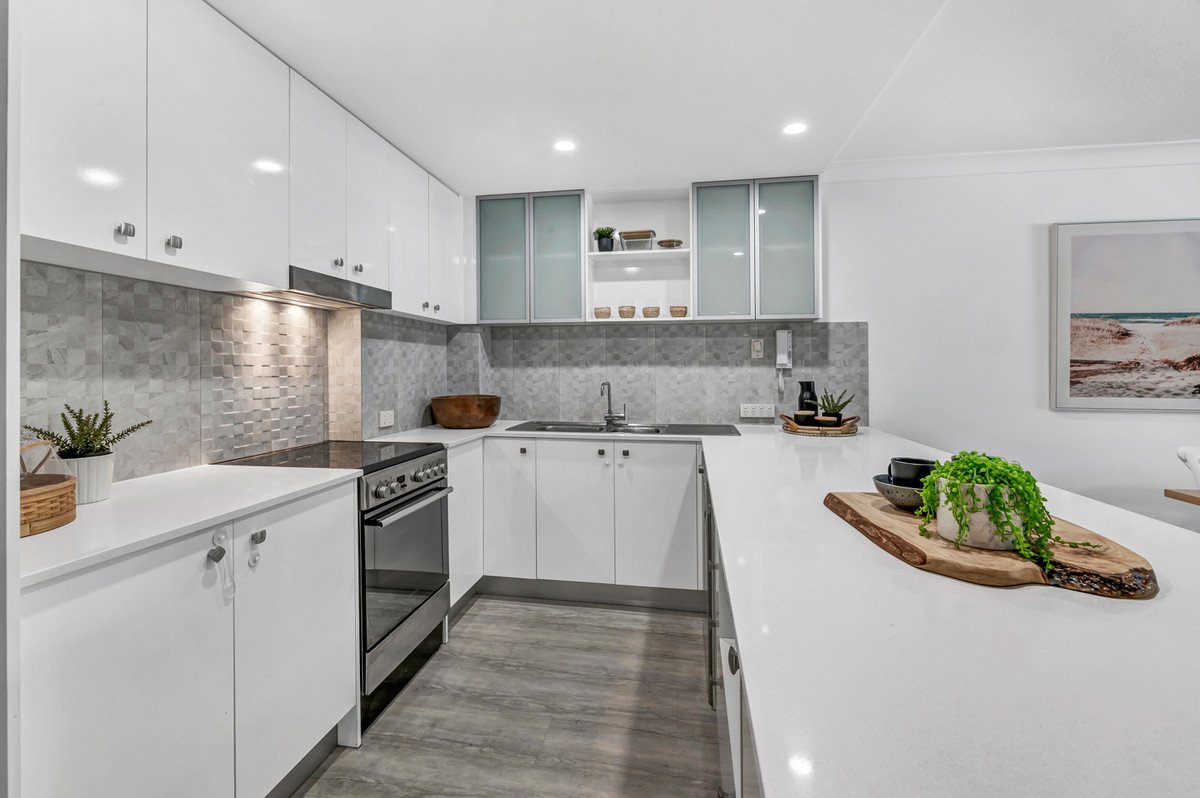 2/5 Australia Avenue Broadbeach 13