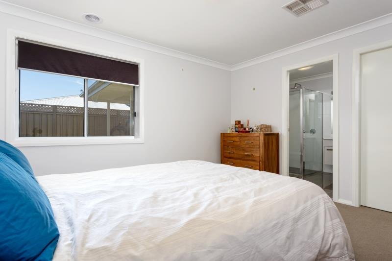 25 Bradman Avenue BOOROOMA 6