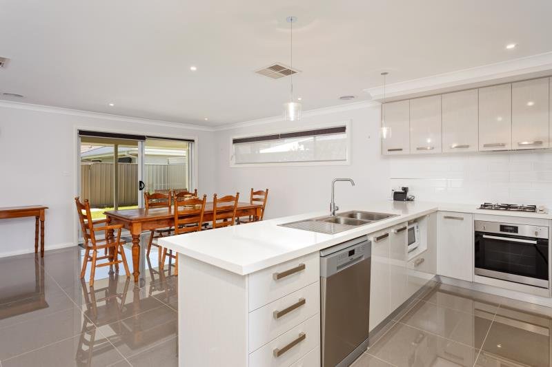 25 Bradman Avenue BOOROOMA 3