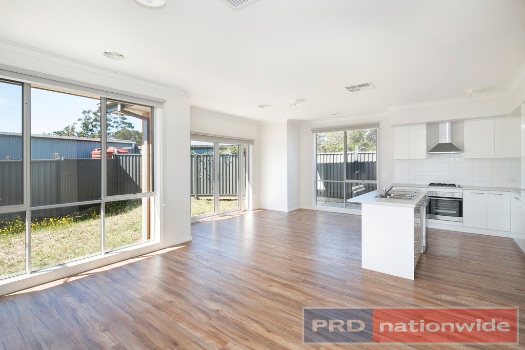 2/5 Broomfield Road CRESWICK 3