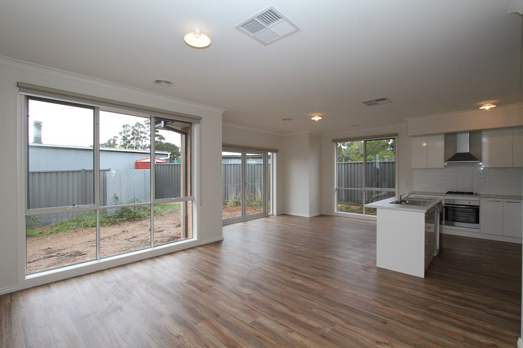 2/5 Broomfield Road CRESWICK 3