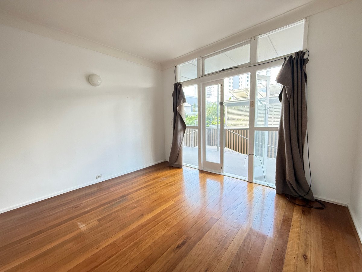 2/5 Elder Entrance Burleigh Heads 1