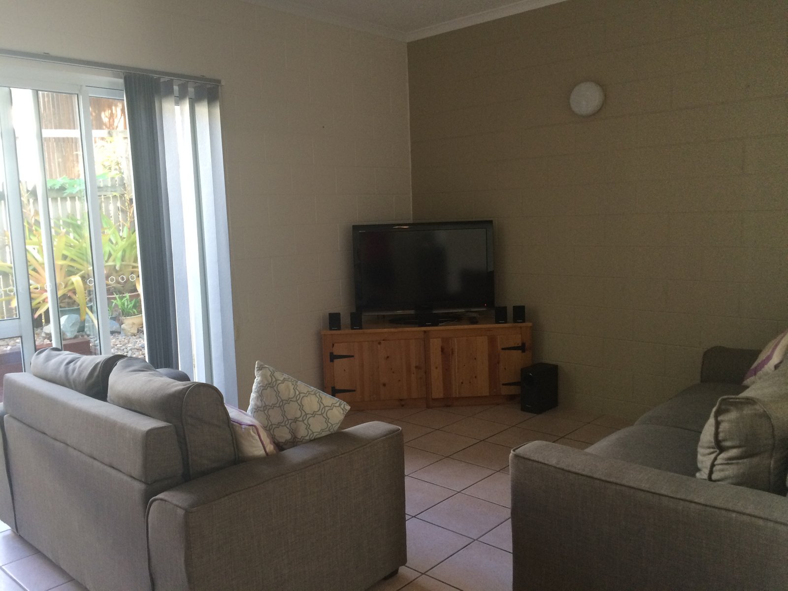 2/5 Eshelby Drive CANNONVALE 5