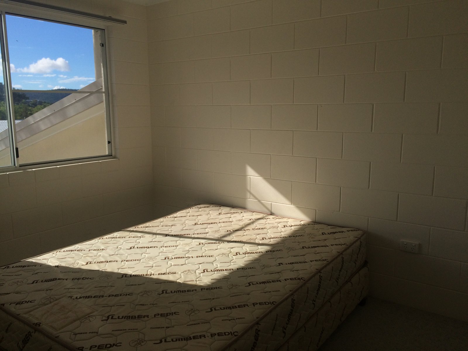 2/5 Eshelby Drive CANNONVALE 14