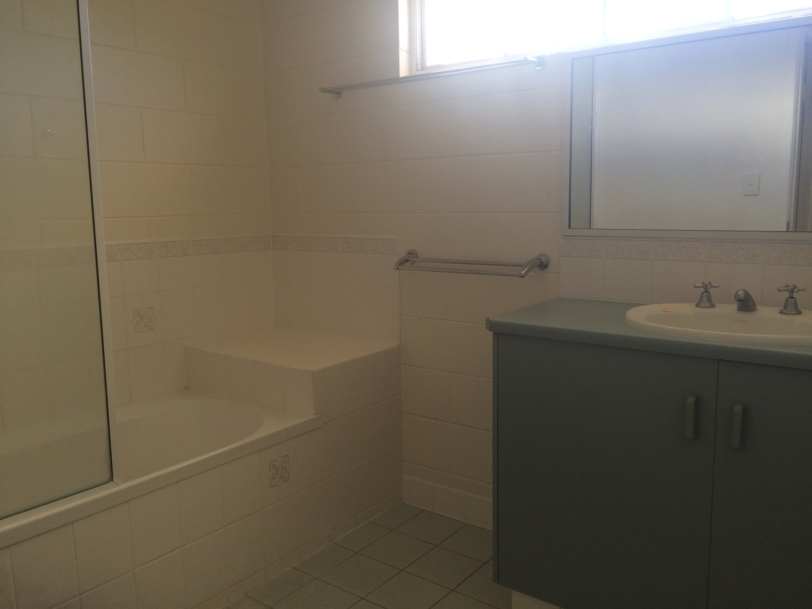 2/5 Eshelby Drive CANNONVALE 16