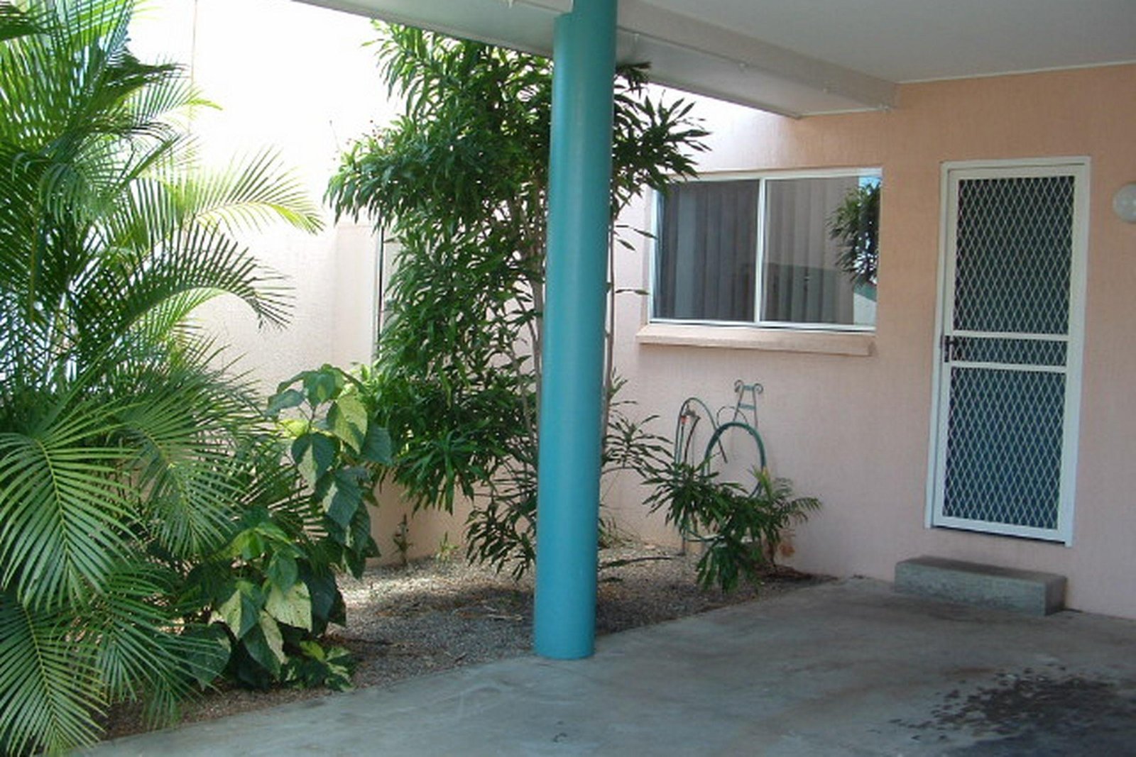 2/5 Eshelby Drive CANNONVALE 19