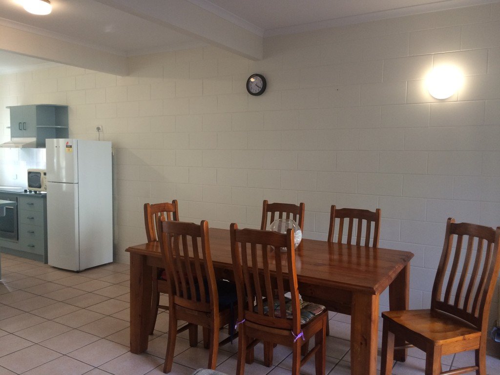 2/5 Eshelby Drive CANNONVALE 4