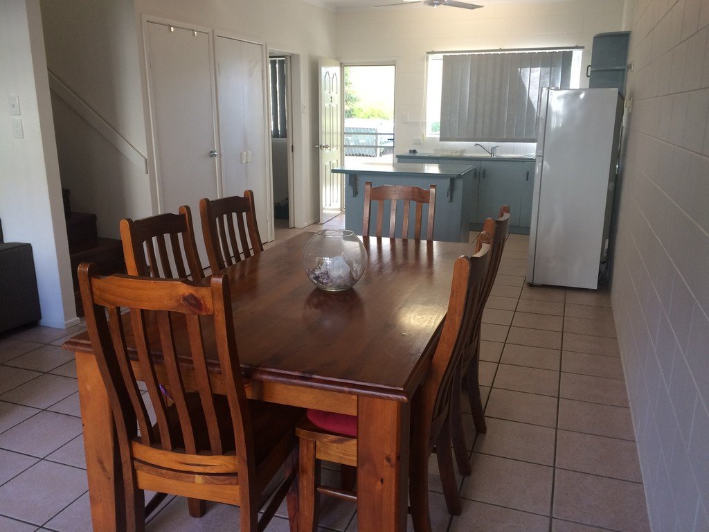 2/5 Eshelby Drive CANNONVALE 6