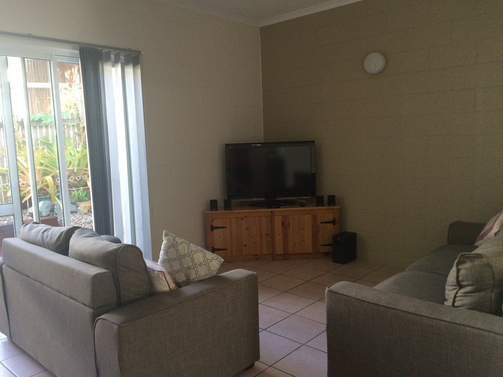 2/5 Eshelby Drive CANNONVALE 7