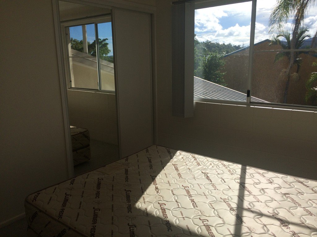 2/5 Eshelby Drive CANNONVALE 14