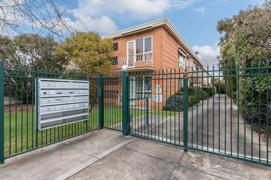 Real Estate and Property in 2/5 Gnarwyn Road, Carnegie, VIC