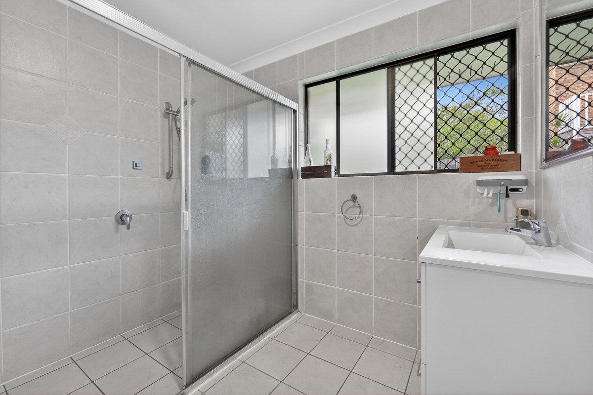 2/5 Hillstar Avenue Burleigh Waters 13