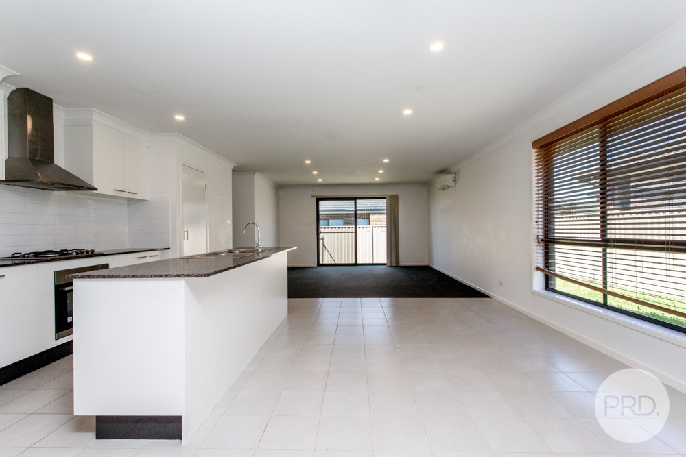 25 Illoura Way JORDAN SPRINGS 4