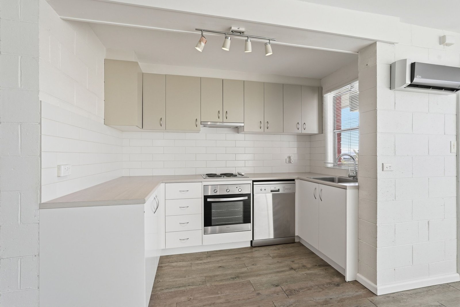 2/5 Louise Rd  AUSTINS FERRY 3