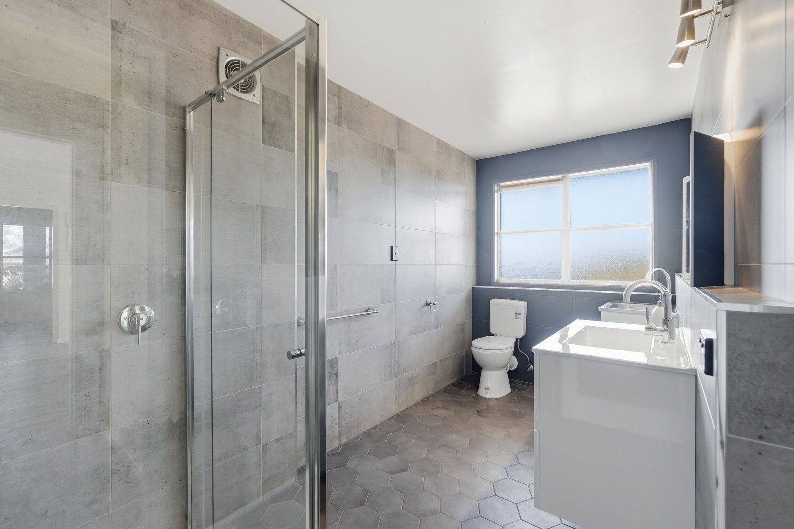 2/5 Louise Rd  AUSTINS FERRY 9