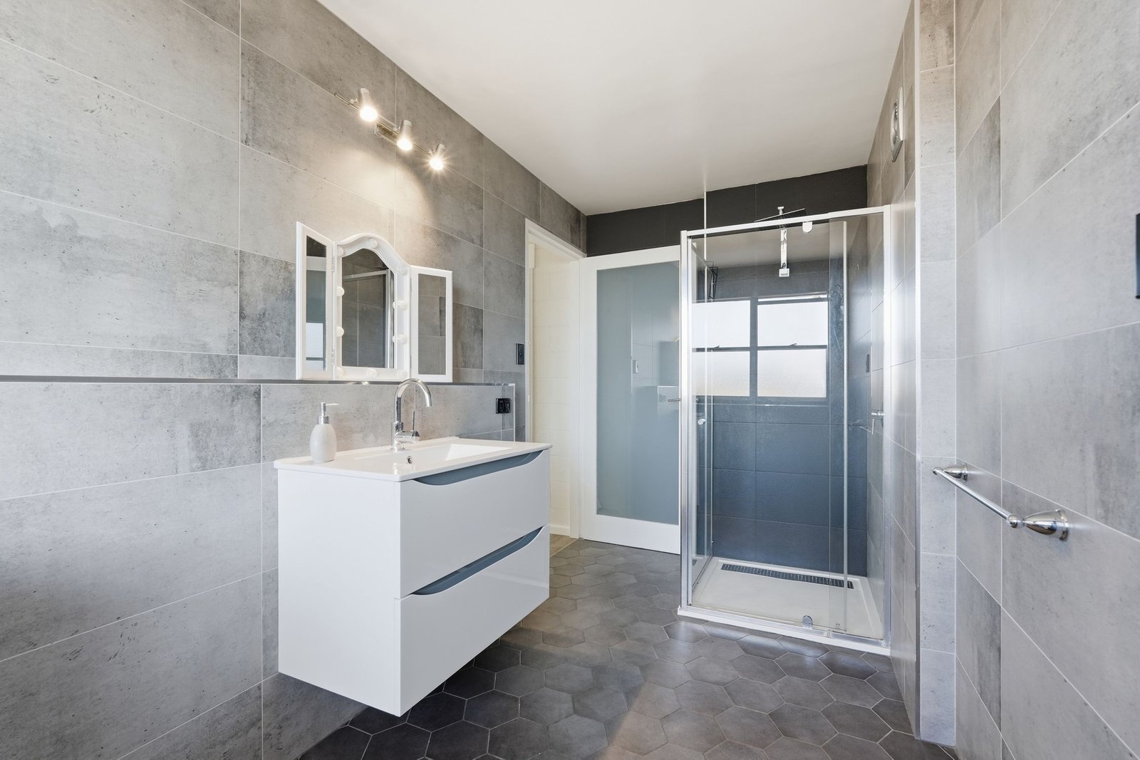 2/5 Louise Rd  AUSTINS FERRY 10