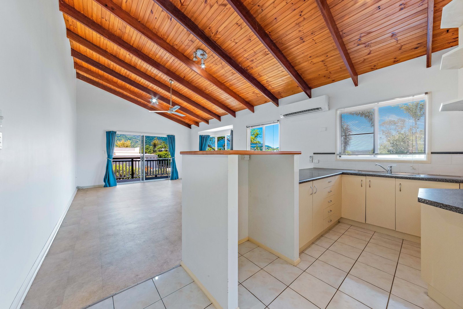 2/5 MacArthur Drive CANNONVALE 1