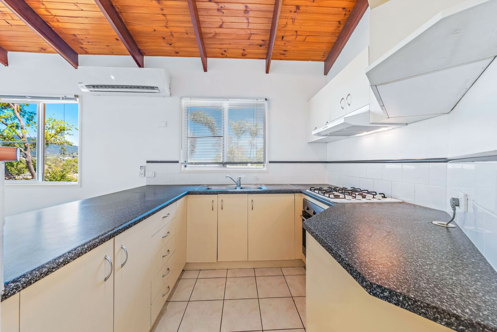 2/5 MacArthur Drive CANNONVALE 4