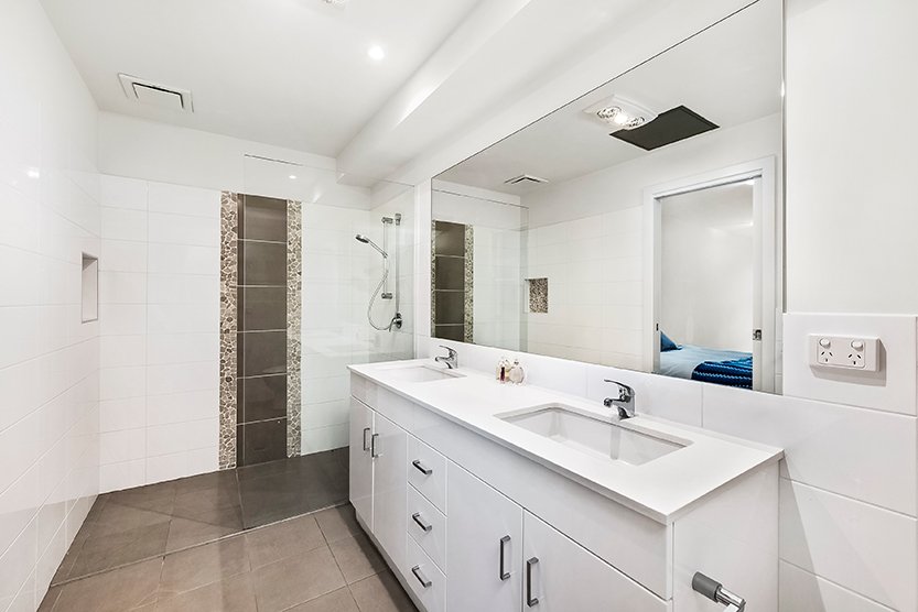 Gallery: 2/5 Maury Road