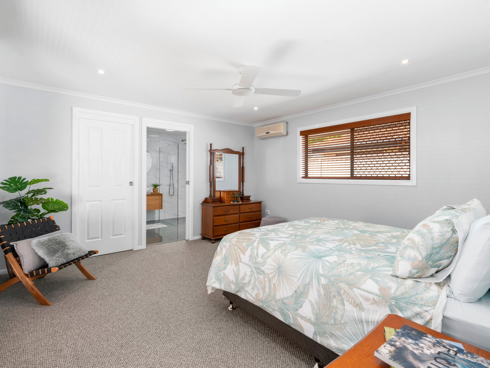 25 Melaleuca Drive PALM BEACH 14