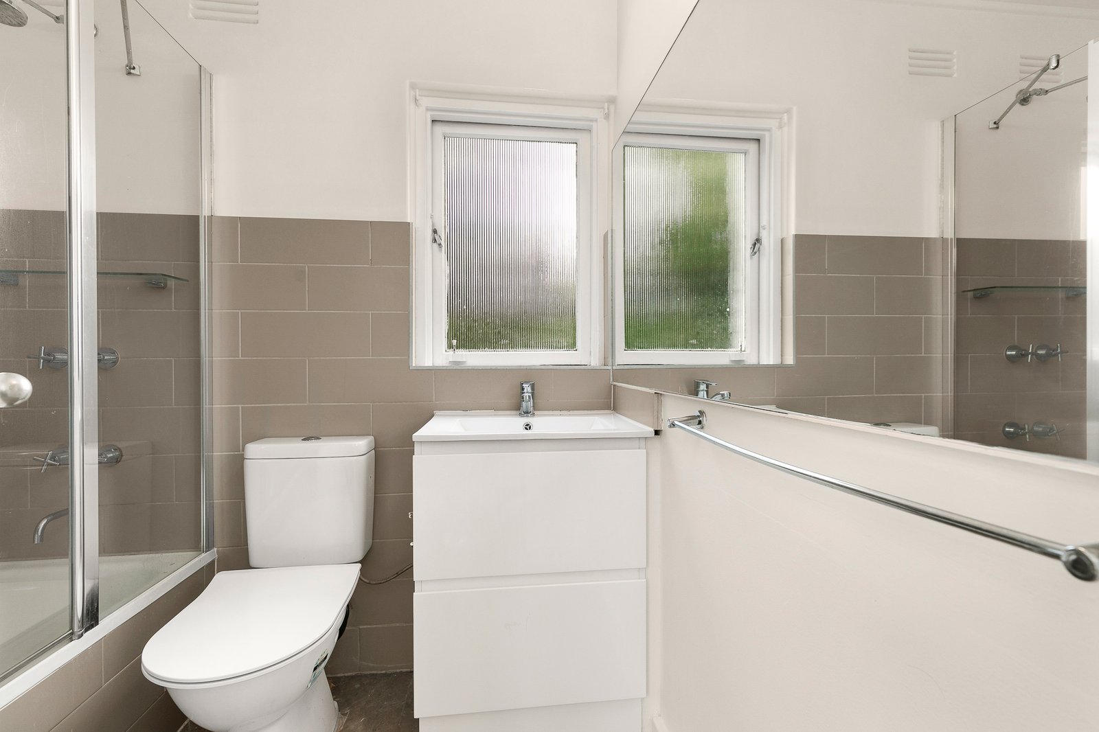 Real Estate and Property in 2/5 Moralla Road, Kooyong, VIC