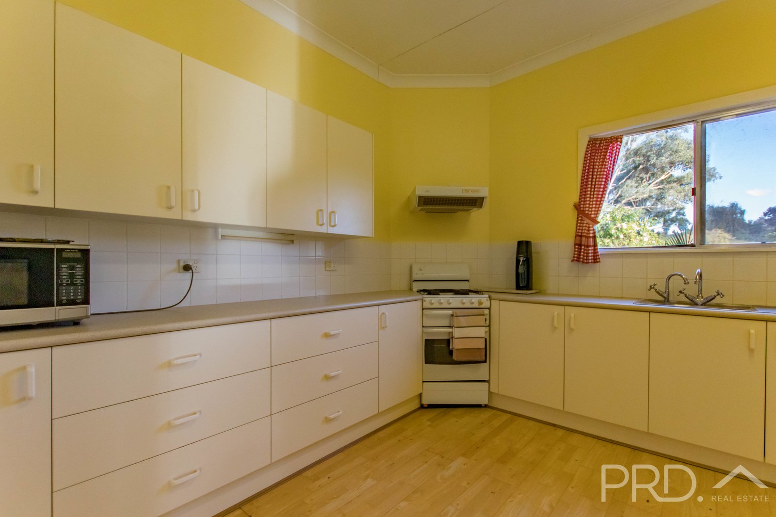 25 Old Gundagai Road ADELONG 9