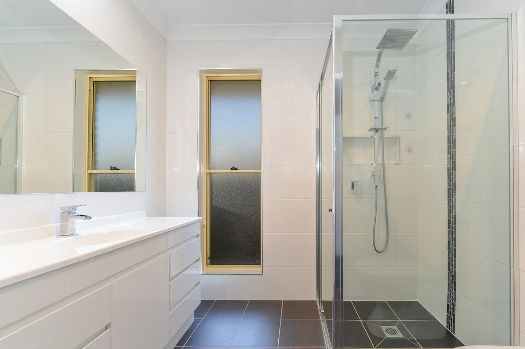 25 Riverside Dr  HAYWARDS BAY 6