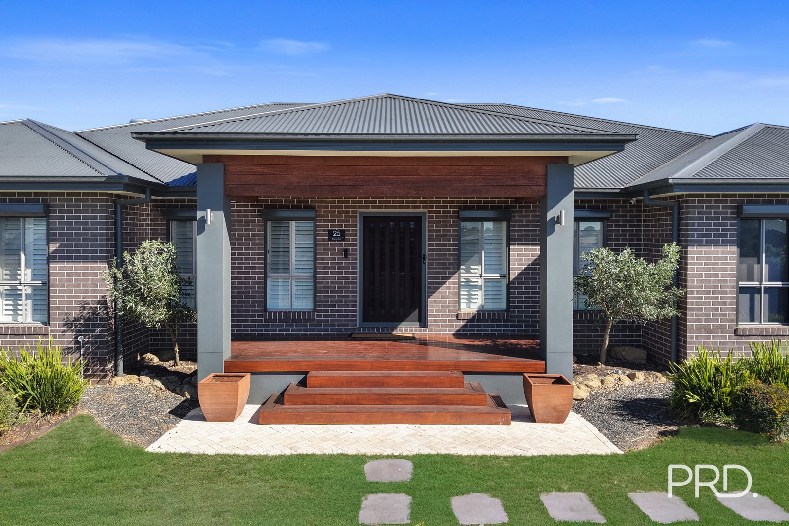 25 Rodeo Drive TAMWORTH 2