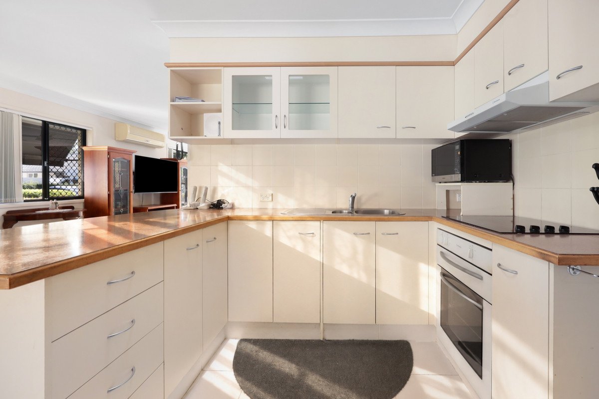 25 Seville Circuit Burleigh Waters 6