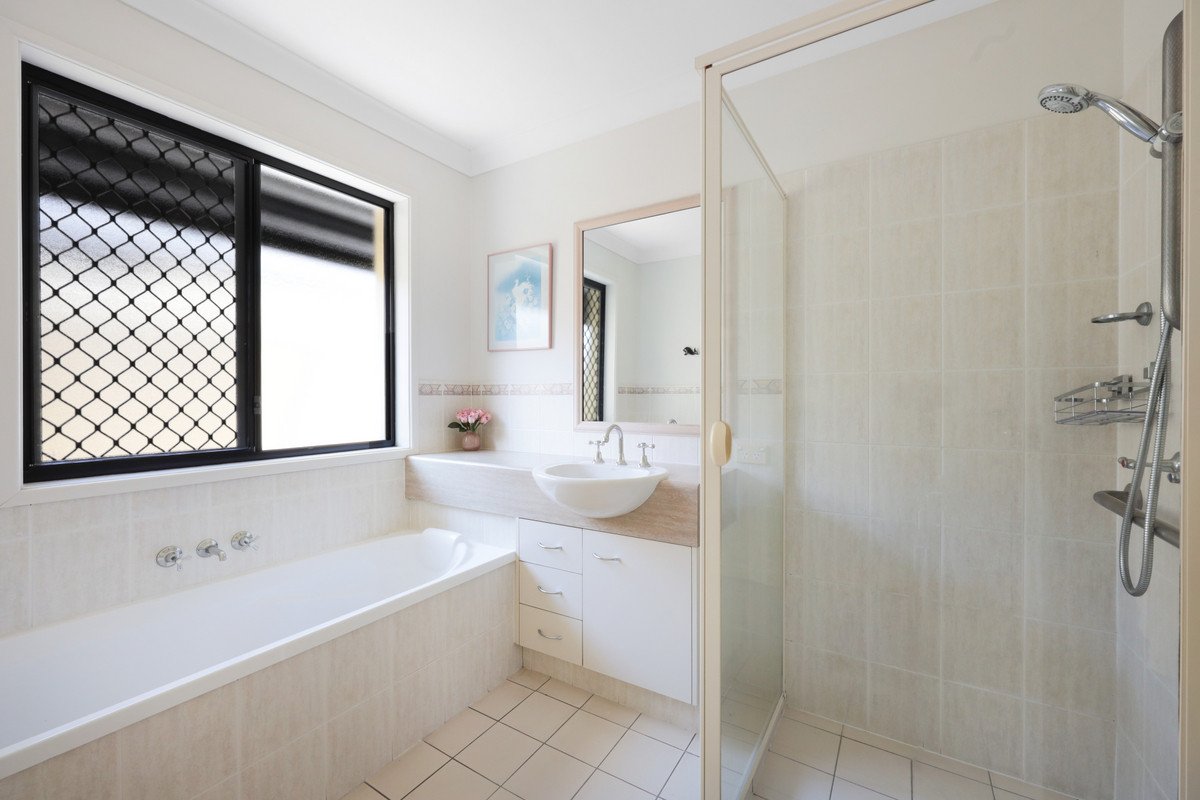 25 Seville Circuit Burleigh Waters 16