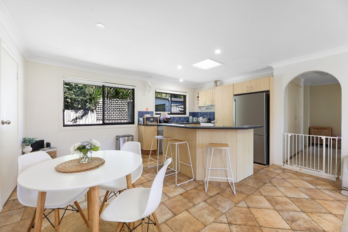 2/5 Shrike Court BURLEIGH WATERS 2