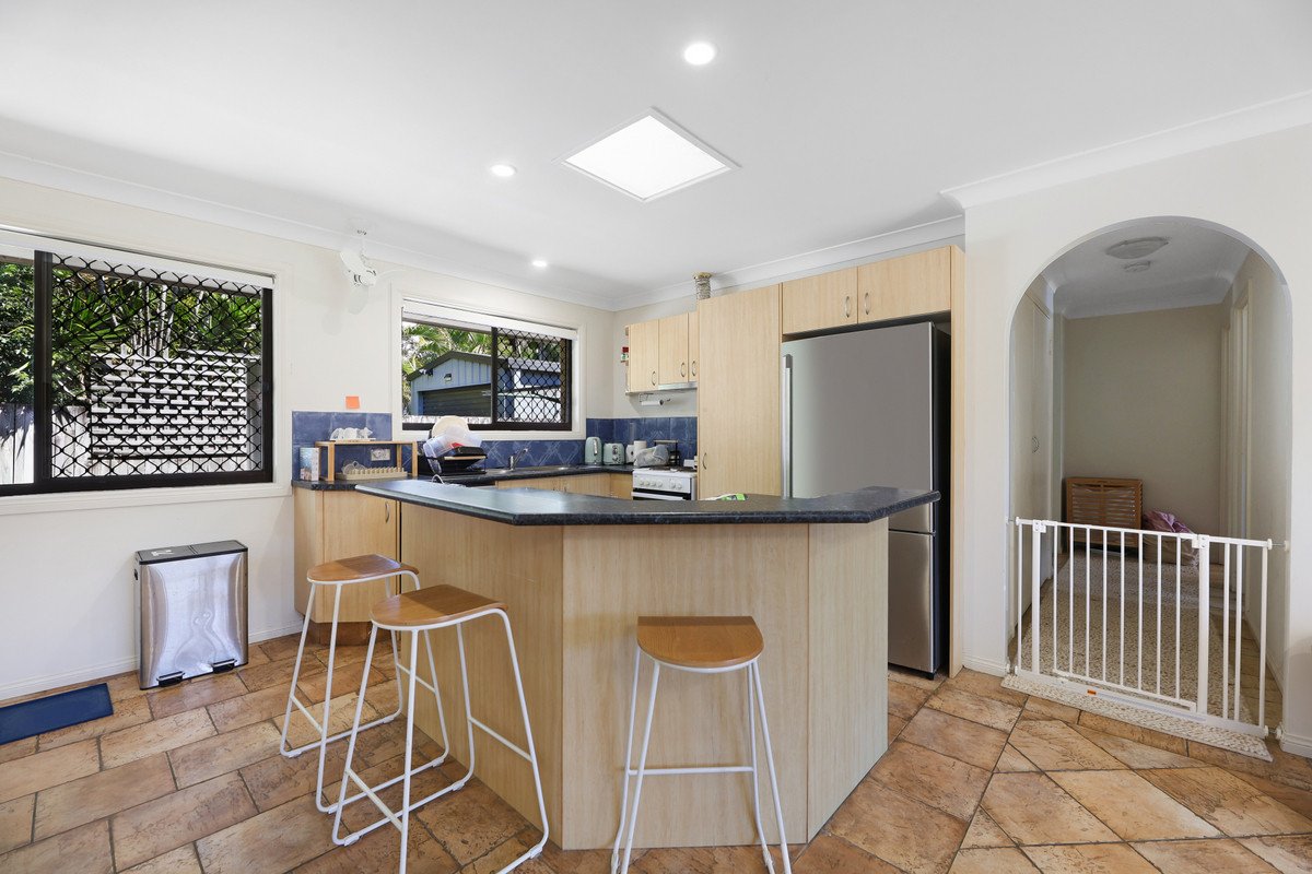 2/5 Shrike Court BURLEIGH WATERS 3