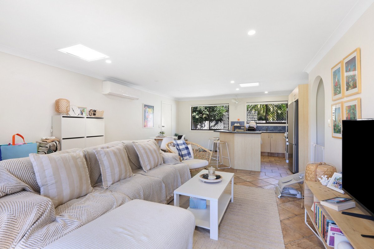 2/5 Shrike Court BURLEIGH WATERS 4