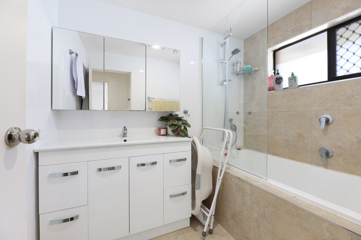 2/5 Shrike Court BURLEIGH WATERS 9