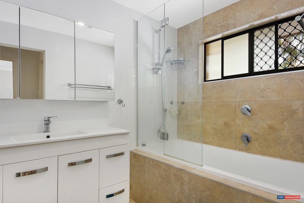 2/5 Shrike Court BURLEIGH WATERS 9