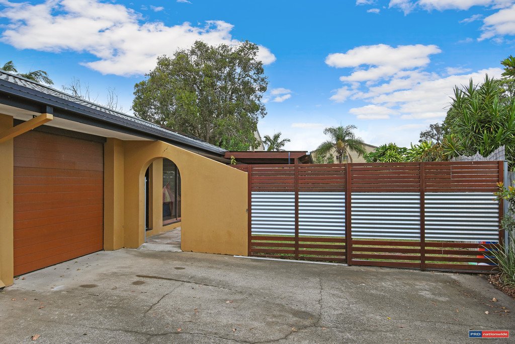 2/5 Shrike Court BURLEIGH WATERS 12