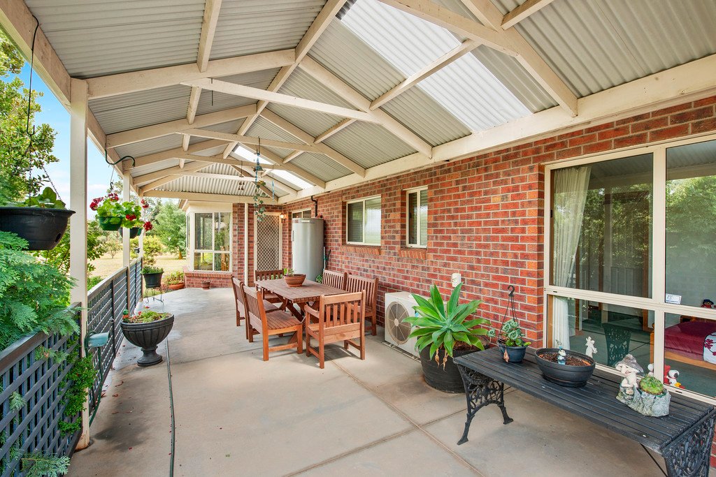 250 Gillies Road MOUNT ROWAN 3