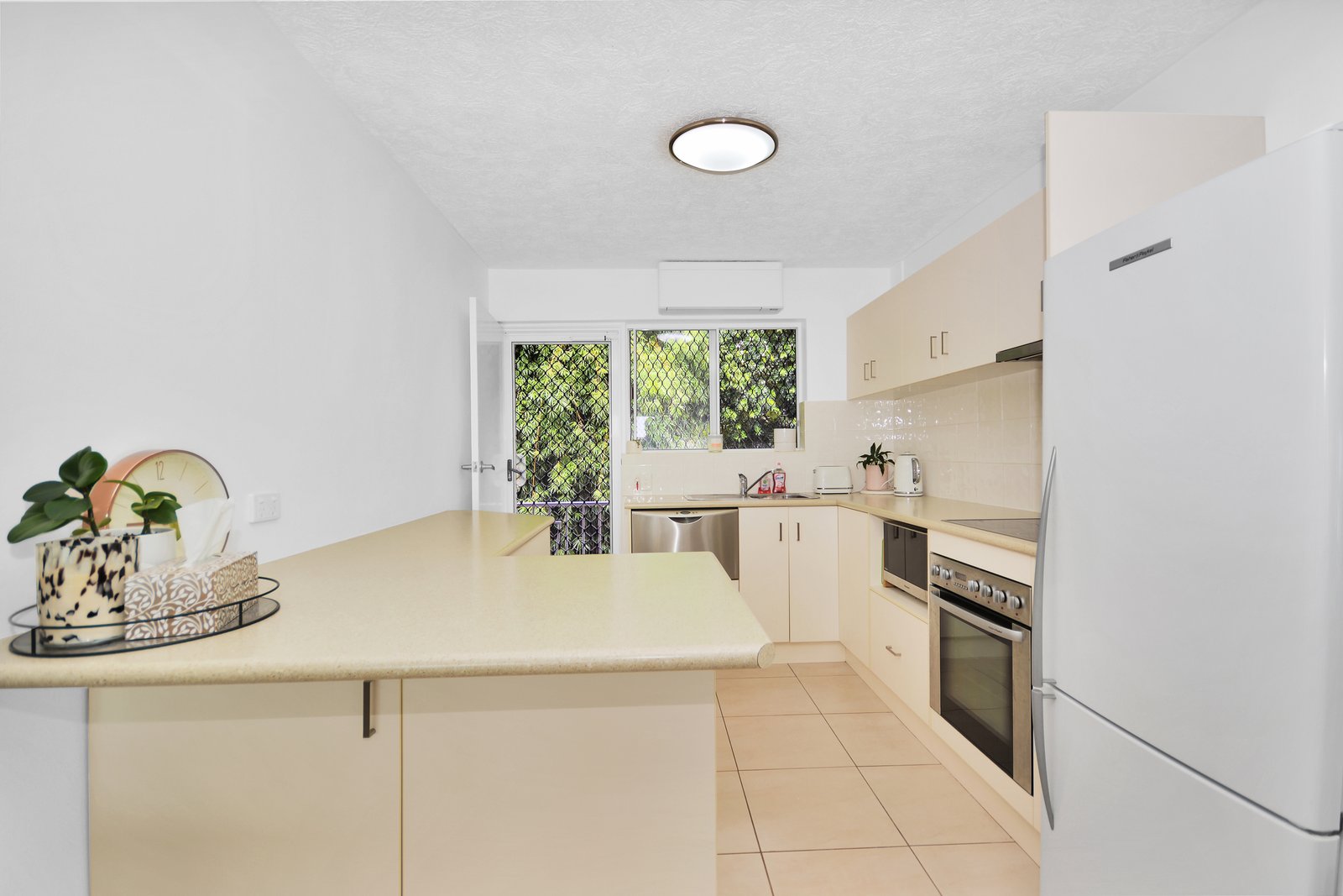 2/50 Mclean Street COOLANGATTA 2