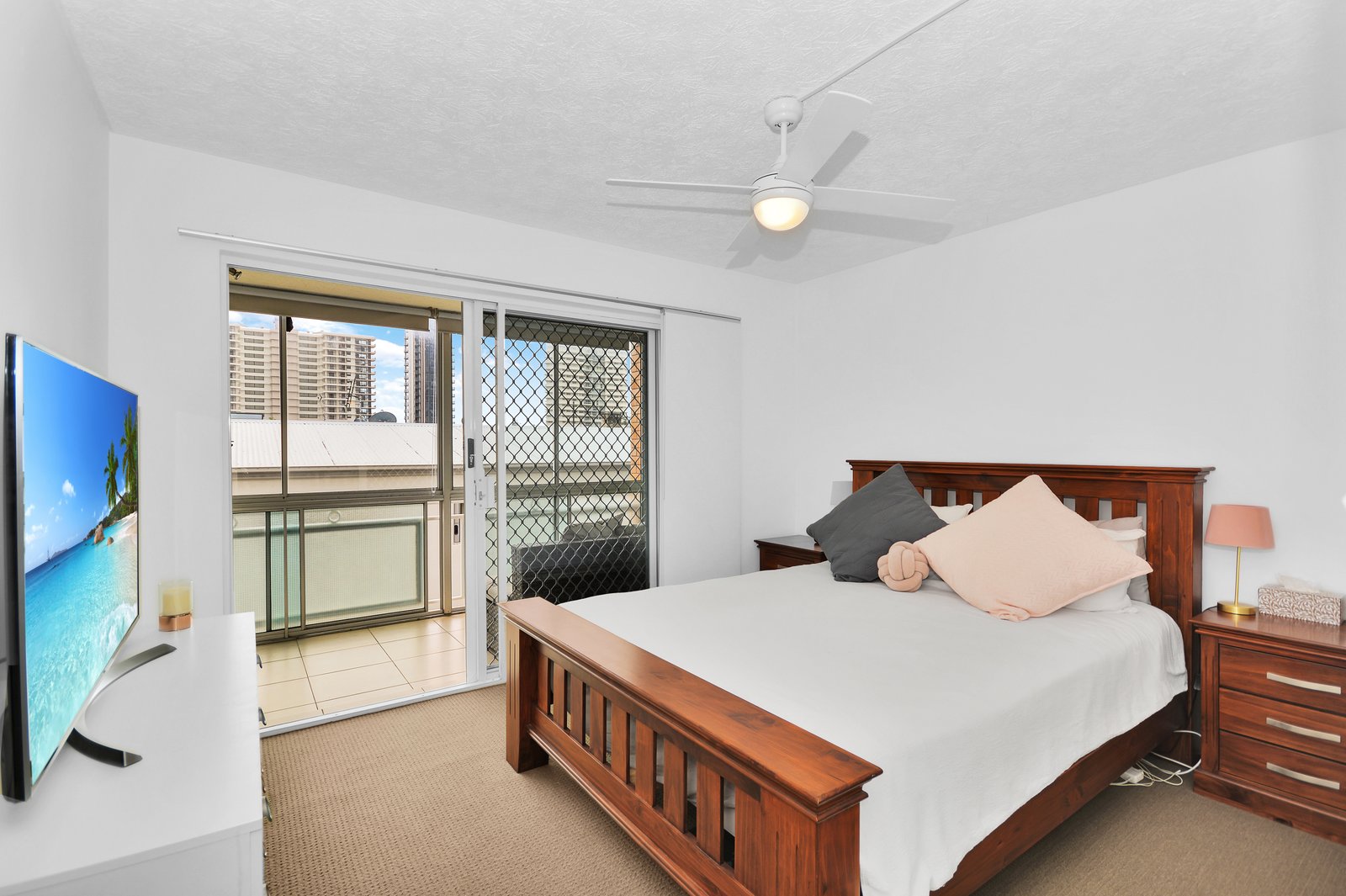 2/50 Mclean Street COOLANGATTA 4